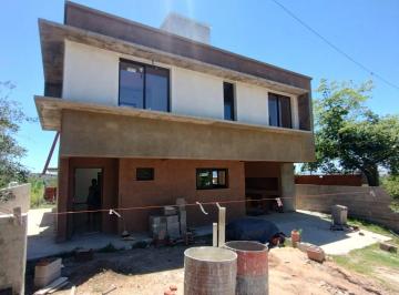 Casa · 160m² · 2 Dormitorios · 2 Cocheras · Se Vende Casa a Estrenar en Tanti a Dos Cuadras de La Ruta