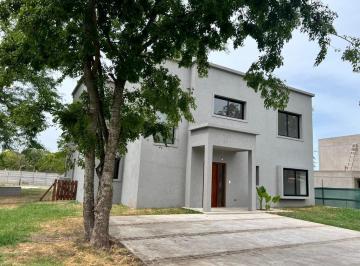 Casa · 250m² · 4 Ambientes · 2 Cocheras · Casa en Greenville