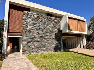 Casa · 300m² · 8 Ambientes · 2 Cocheras · Casa en Miraflores Funes Hills. Sobre Bv Principal. Unica!