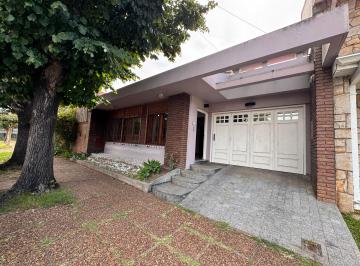 Casa de 5 ambientes, Quilmes · Casa 5 Ambientes en 2 Plantas con Jardin Al Fondo y Cochera Cubierta en Venta
