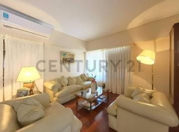 Casa · 210m² · 5 Ambientes · 1 Cochera · Venta de Casa Chalet de 5 Ambientes en Villa Pueyrredón, Cap