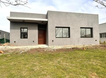 Casa · 150m² · 4 Ambientes · Casa en San Ramon, Pilar del Este
