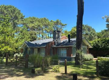 Casa · 135m² · 5 Ambientes · 2 Cocheras · Casa en Venta en Carilo, Costa Atlántica, Buenos Aires
