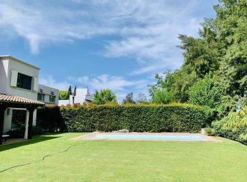 Casa · 270m² · 6 Ambientes · 2 Cocheras · Casa en Santa Barbara