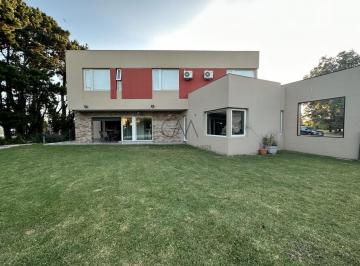 Casa · 220m² · 4 Ambientes · Casa en Alquiler Rumenco