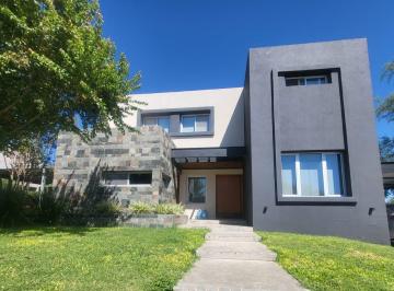 Casa · 278m² · 8 Ambientes · 2 Cocheras · Casa en Venta de 4 Dorm. con Pileta en Las Cañitas Barrio Privado