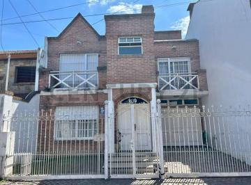 Casa · 245m² · 6 Ambientes · 2 Cocheras · Casa en Alquiler