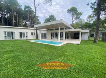 Casa · 250m² · 4 Ambientes · 1 Cochera · Casa en Alquiler Temporario 2025