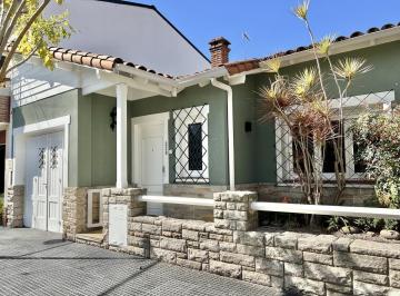 Casa · 141m² · 4 Ambientes · 1 Cochera · Impecable Casa en Una Planta con Jardin y Terraza, en Martinez.