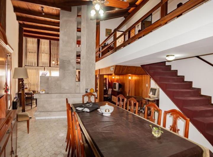 Casa · 230m² · 10 Ambientes · 2 Cocheras