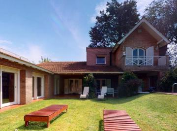Casa · 350m² · 4 Ambientes · 1 Cochera · Venta de Casa de Categoria en Gonnet
