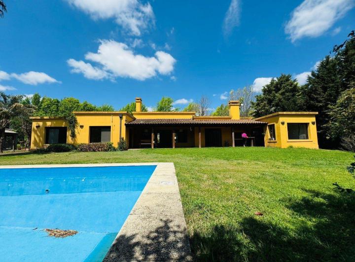 Casa · 207m² · 3 Dormitorios · 2 Cocheras