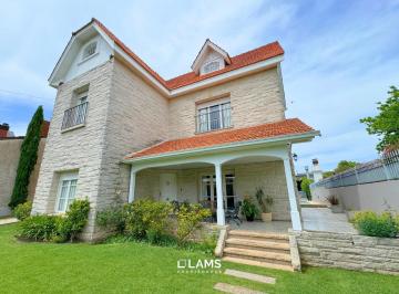 Casa · 312m² · 7 Ambientes · Alquiler 24 Meses - de Importante Chalet de Estilo - en Barrio Los Troncos