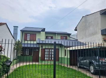 Casa · 214m² · 3 Dormitorios · 2 Cocheras · Chalet 4 Amb, Gge P/2 Autos y Gran Parque *retasado*