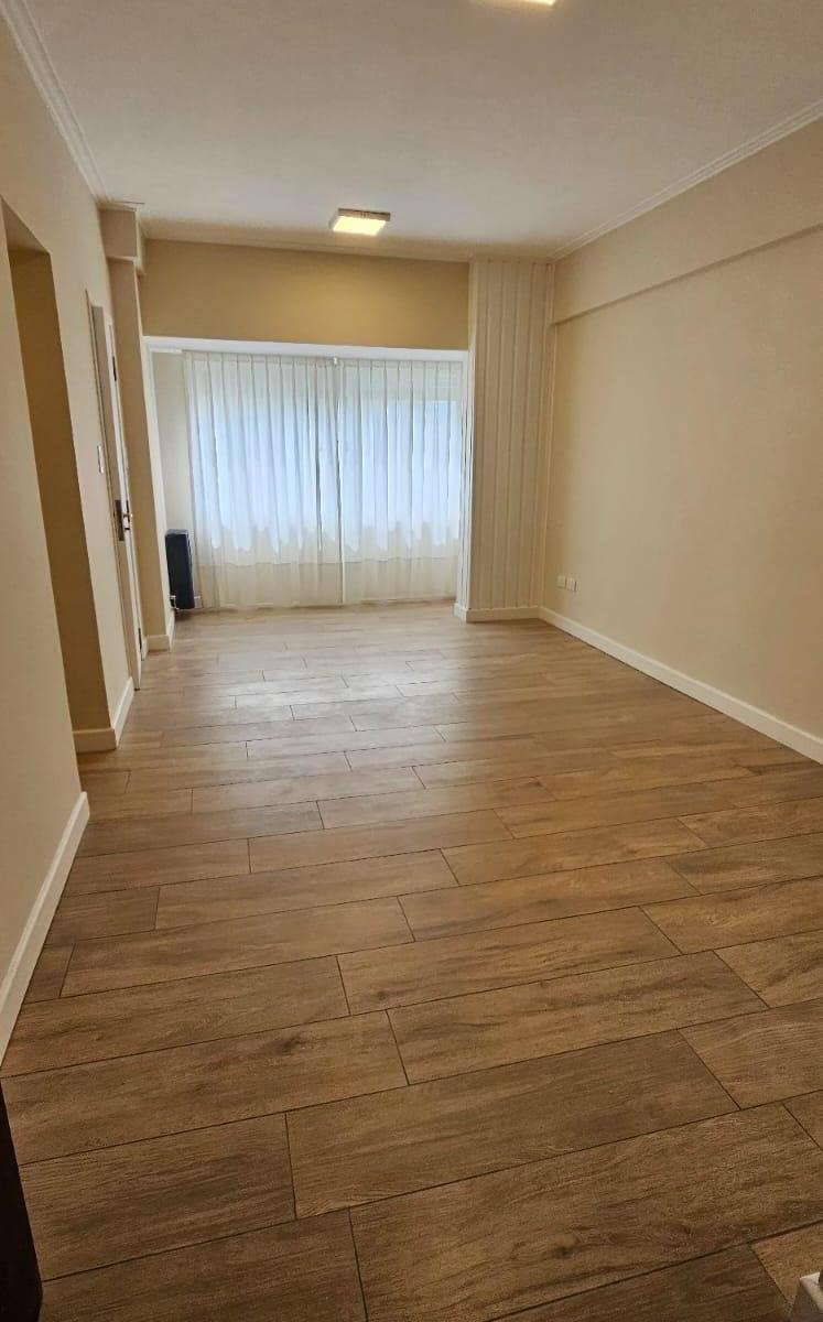 Ambiente comodo, cocina separada con conexion para lavarropas, baño completo. Baulera propia.
