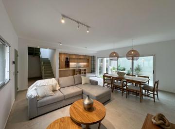 Casa · 144m² · 6 Ambientes · Casa de Pasillo Única con 3 Dorm., Terraza, Pileta y Parrilla