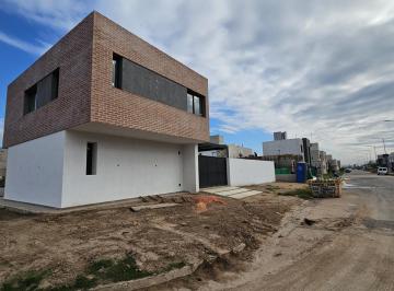 Casa · 160m² · 5 Ambientes · 2 Cocheras · Prados de Manantiales - Casa 3 Dorm. en Lote de 360 m²