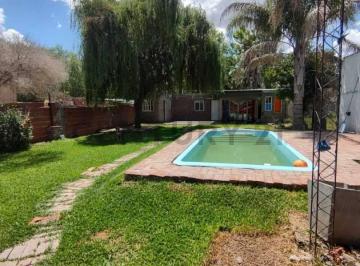 Casa · 100m² · 3 Ambientes · Venta Casa con Pileta Amplio Terreno