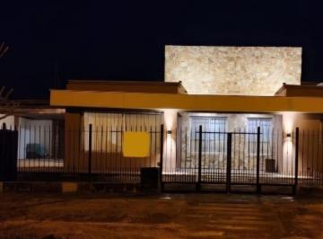 Casa · 285m² · 8 Ambientes · 2 Cocheras · Apto Crédito ¡Descubra Su Nuevo Hogar en Barrio La Gruta, Los Corralitos!