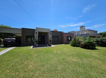 Casa · 403m² · 4 Dormitorios · 2 Cocheras · Casa en Quintas de Italia I, 4 Dorm., Quincho, Pileta. 400 m²