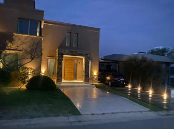 Casa · 307m² · 4 Ambientes · 2 Cocheras · Casa en Venta en Las Cañitas Barrio Privado. 4 Dorm.. Pileta.