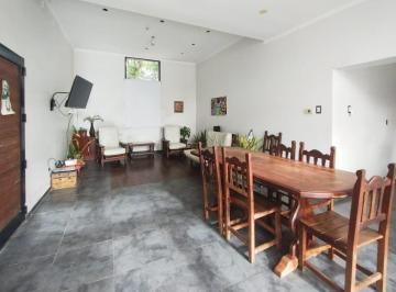 Casa · 348m² · 5 Ambientes · 3 Cocheras · Venta - Casa - 2 Dorm. - Oficinas, Quincho y Piletas - Villa Mugueta, San Lorenzo.
