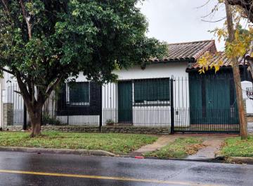 Casa de 4 ambientes, Lomas de Zamora · Chalet con 3 Dorm. Ubicado en Banfield