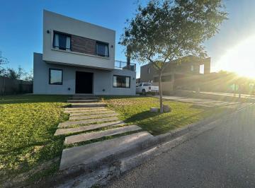 Casa · 266m² · 6 Ambientes · 2 Cocheras · Casa en Venta en Mendoza Norte - Sector Balcones