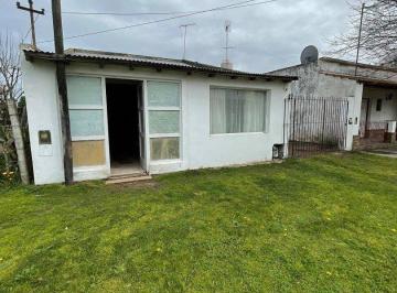 Casa · 100m² · 3 Dormitorios · 1 Cochera · Venta de Casa con Local Sobre Lote de 341 m² en Miramar