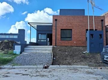 Casa · 100m² · 3 Ambientes · Dúplex en Venta en Rincones de Manantiales. 2 Dorm.