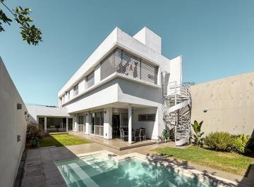 Casa · 220m² · 7 Ambientes · 2 Cocheras · Casa de 3 Dorm. con Cocheras, Jardín, Parrilla y Pileta
