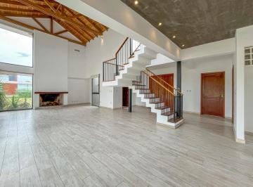 Casa · 260m² · 7 Ambientes · 2 Cocheras · Casa de 3 Dorm. con Pileta Vista Al Golf