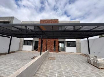 Casa · 160m² · 4 Ambientes · 2 Cocheras · Para 1º de Mayo Dúplex a Estrenar!
