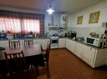 Casa · 153m² · 3 Ambientes · 1 Cochera · Casa en Venta Apta Credito, Barrio Cabildo