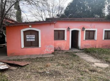 Casa de 5 ambientes, Las Albahacas · Casa en Venta en Las Albahacas, Terreno de 700 m, Pavimento Al Frente!