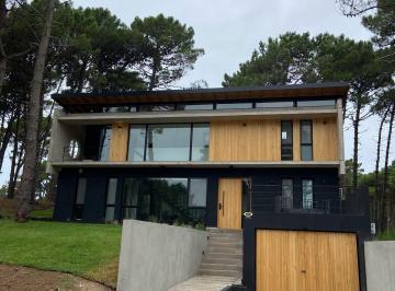 Casa · 260m² · 4 Dormitorios · 1 Cochera · Casa Minimalista Barrio Privado Pioneros en Alquiler