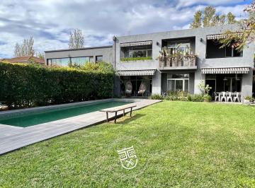 Casa · 300m² · 4 Ambientes · 2 Cocheras · Excelente Casa a Laguna con Parrilla y Pileta
