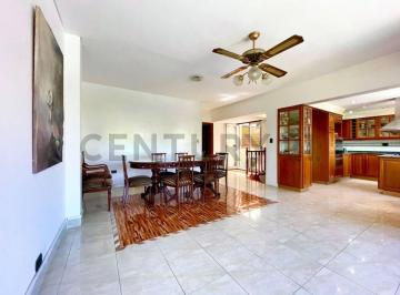 Casa · 240m² · 5 Ambientes · 5 Cocheras · Casa en Venta
