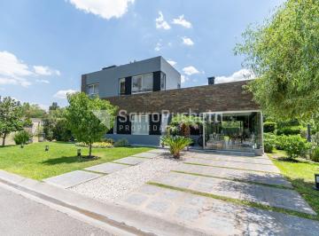 Casa · 129m² · 4 Ambientes · 1 Cochera · Venta Casa 4 Amb en Barrio Privado Casco de Alvarez.