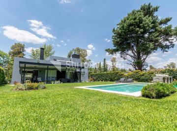 Casa · 129m² · 4 Ambientes · 1 Cochera · Venta Casa 4 Amb en Barrio Privado Casco de Alvarez.