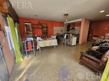 Casa · 113m² · 5 Ambientes · 1 Cochera · Venta de PH Para 2 Familias con Cochera y Patio en Piñeyro