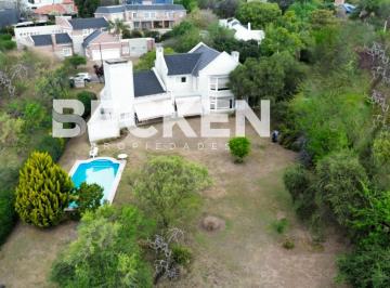 Casa · 366m² · 4 Ambientes · 2 Cocheras · Casa en Venta en Las Delicias