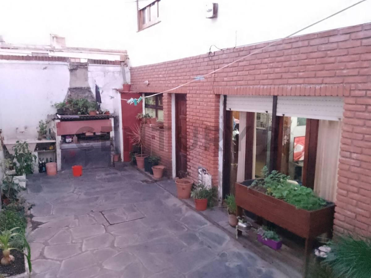Casa 4 amb, 145m² con galpón y cochera — Barrio Las Avs