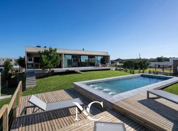 Casa · 290m² · 6 Ambientes · 2 Cocheras · Casa en Alquilar en Costa Esmeralda
