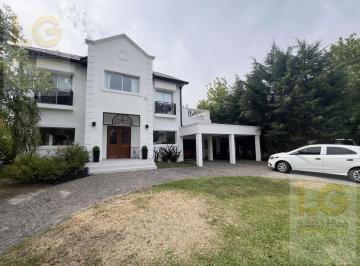 Casa · 350m² · 5 Ambientes · 1 Cochera · Casa en Venta en Village del Parque