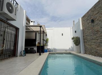 Casa · 260m² · 5 Ambientes · 2 Cocheras · Casa
