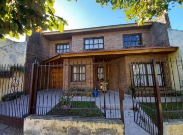 Casa de 5 ambientes, Esteban Echeverría · Chalet en Venta en Monte Grande