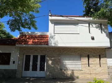 Frente · Importante Casa en Venta - 3 Dorm., Construida en 2 Plantas.