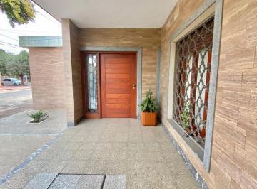 Casa · 190m² · 5 Ambientes · 2 Cocheras · Se Vende Casa 4 Dormi 2 Baños y Cochera en B°jardin