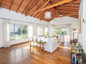Casa · 273m² · 6 Ambientes · 3 Cocheras · Casa en Venta en San Isidro C/gran Terreno